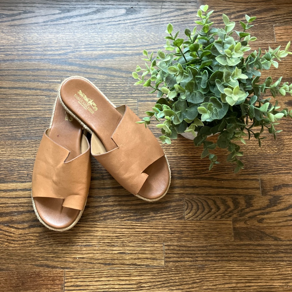 EUC Coach and Four Leather Slides